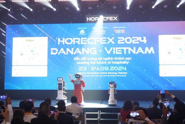 Ra mắt robot phục vụ du lịch trị giá 15.000 USD- Ảnh 1.