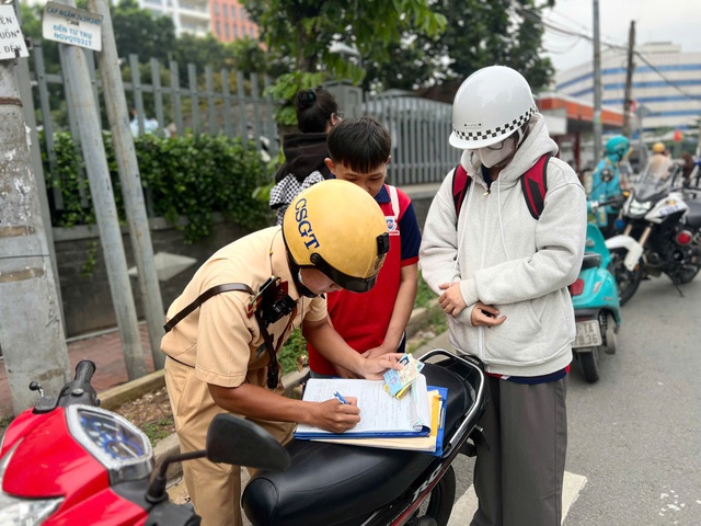 Xử lý xe chạy ngược chiều ở Q.12: Thấy CSGT, nhiều người quay đầu bỏ chạy- Ảnh 2.