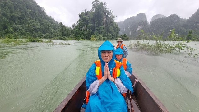 Vượt gió mưa trao hơn 3 tỉ đồng giúp người dân Quảng Bình và Quảng Trị- Ảnh 1.