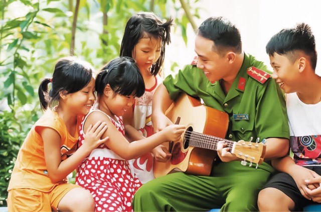 Anh công an kiêm luôn thầy thuốc và thích làm những chuyện ‘bao đồng’- Ảnh 1.