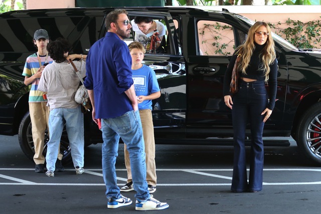 Ben Affleck and Jennifer Lopez maintain friendly relationship after divorce - Photo 2.