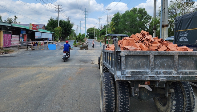 Long An: Vì sao người dân rào chắn đường vào KDC Phúc Long?- Ảnh 2.