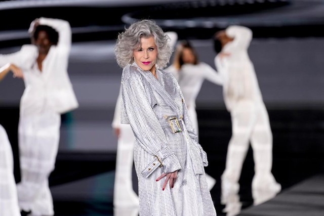 Minh tinh 87 tuổi Jane Fonda gây kinh ngạc khi catwalk tại Paris Fashion Week- Ảnh 2.