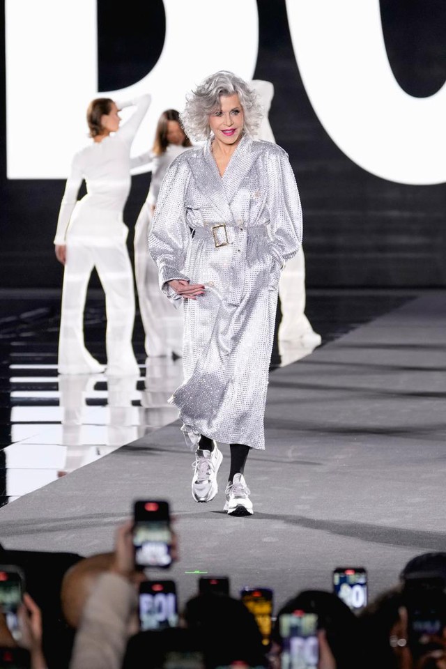 Minh tinh 87 tuổi Jane Fonda gây kinh ngạc khi catwalk tại Paris Fashion Week- Ảnh 3.