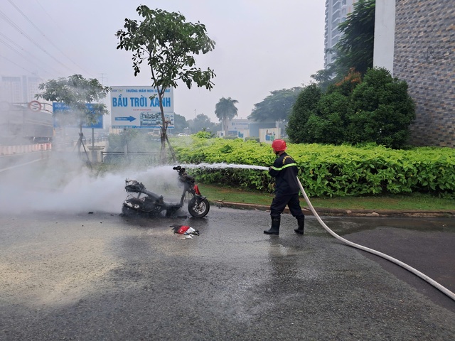 TP.HCM: Xe máy đang chạy thì bốc cháy trước cổng khu dân cư Khang Điền- Ảnh 2.