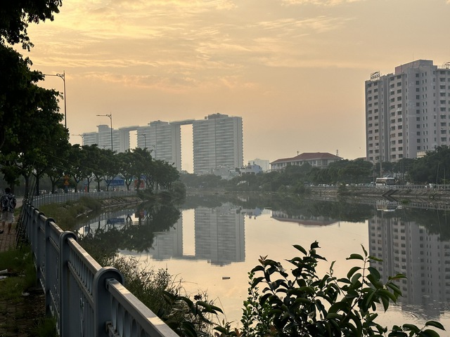 TP.HCM tiếp tục có sương mù, cảnh báo mưa to cục bộ- Ảnh 3.