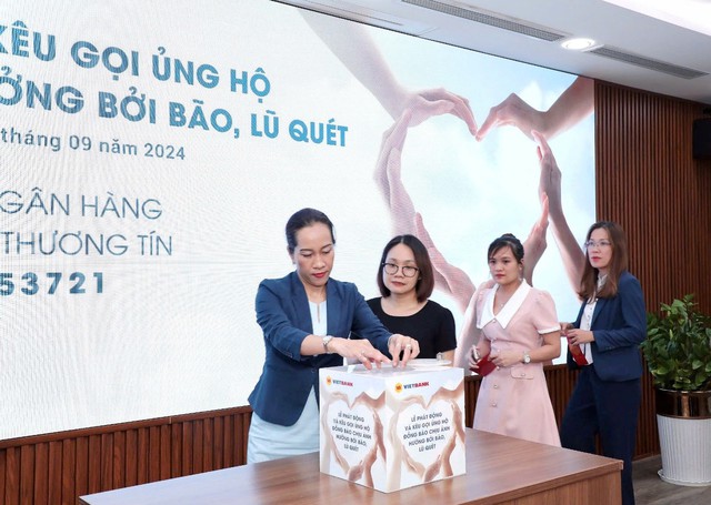 Ban lãnh đạo cùng cán bộ nhân viên Vietbank chung tay quyên góp ủng hộ đồng bào