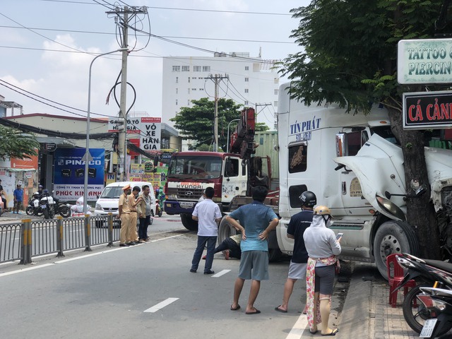 Xe container tông dải phân cách, lao vào cửa hàng ở Q.7- Ảnh 2.