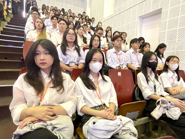 Sinh viên một trường ĐH được doanh nghiệp hỗ trợ 8 tỉ đồng học bổng- Ảnh 1. Sinh viên một trường ĐH được doanh nghiệp hỗ trợ 8 tỉ đồng học bổng- Ảnh 1.