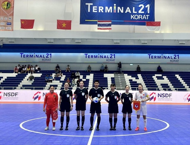 Thanh Ngân rực sáng, đội futsal nữ Việt Nam thắng như chẻ tre trên đất Thái Lan- Ảnh 1.