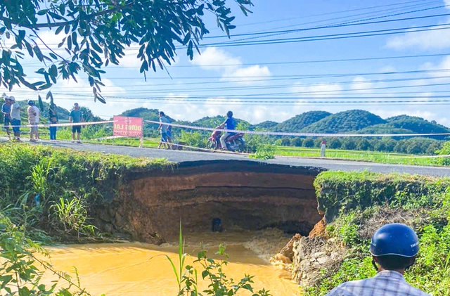 Lâm Đồng: Tỉnh lộ 721 bị sạt lở nghiêm trọng, xe cộ tạm ngưng lưu thông- Ảnh 2.