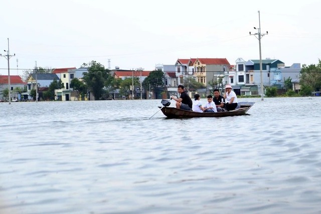 Những lớp học sơ tán sau bão lũ- Ảnh 3.