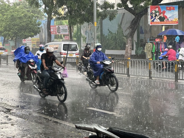 Cảnh báo mưa giông ở TP.HCM và nhiều tỉnh thành Nam bộ- Ảnh 2.