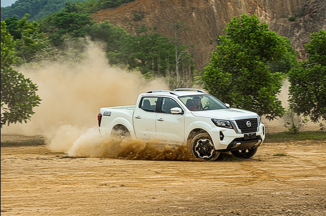 So với nhiều mẫu xe cạnh tranh, Nissan Navara không quá nổi bật về thiết kế nhưng lại được đánh giá cao về khả năng vận hành, độ bền bỉ và tính đa dụng