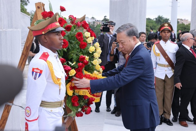 Tổng Bí thư, Chủ tịch nước Tô Lâm đặt vòng hoa tại Đài tưởng niệm José Martí- Ảnh 2.