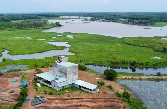 Ồ ạt 'xẻ thịt' lòng hồ, xây dựng trái phép: Chính quyền phải cưỡng chế, di dời công trình vi phạm- Ảnh 5.