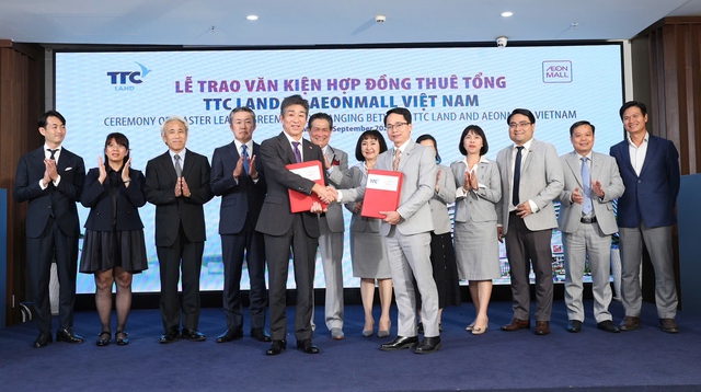 Ông Võ Thanh Lâm - Tổng Giám đốc TTC Land và ông Tetsuyuki Nakagawa - Tổng Giám đốc AeonMall Việt Nam thực hiện nghi thức trao văn kiện Hợp đồng thuê tổng thuộc dự án TTC Plaza Đà Nẵng