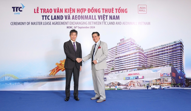 Ông Đặng Văn Thành - Chủ tịch Tập đoàn TTC (bên phải) và ông Tetsuyuki Nakagawa - Tổng Giám đốc AeonMall Việt Nam (bên trái) đánh giá cao sự hợp tác ý nghĩa giúp cộng hưởng sức mạnh, năng lực sẵn có của hai bên