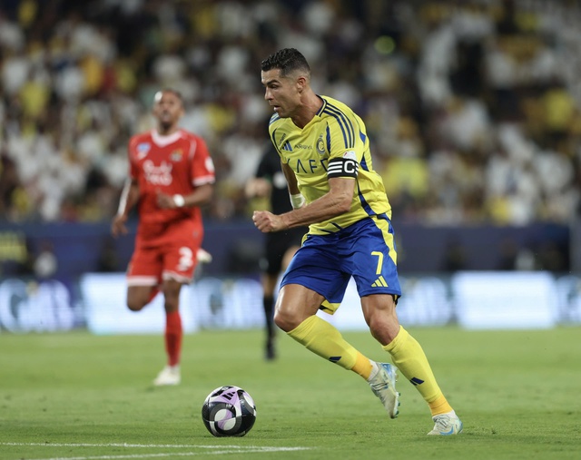 Ronaldo chơi ‘siêu tệ’ nhưng vẫn… ghi bàn từ phạt đền, Al Nassr bám sát ngôi đầu- Ảnh 1.