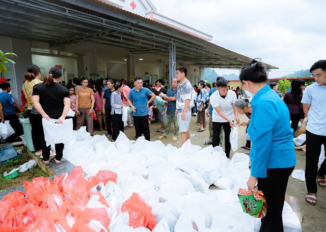 Ông La Đăng Tái - PGĐ Sở Y tế tỉnh Tuyên Quang (bên trái) ghé thăm và động viên đoàn thiện nguyện