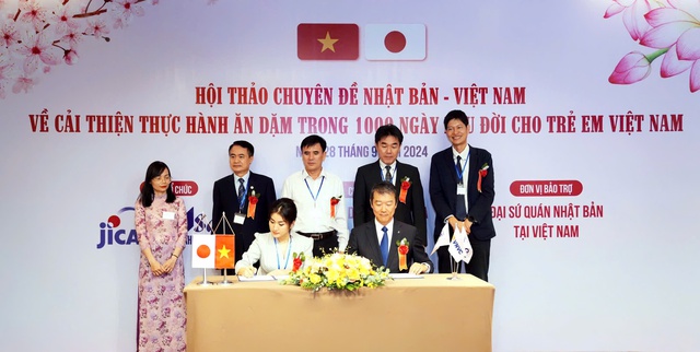 Ông Kawahara Hiroshi, Chủ tịch kiêm Giám đốc đại diện của Công ty cổ phần Asahi Group Foods ký kết hợp tác chiến lược cùng đại diện Hệ thống tiêm chủng VNVC