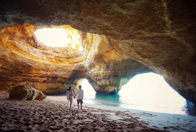 Overwhelmed by the majestic beauty of famous caves in the world - Photo 2.