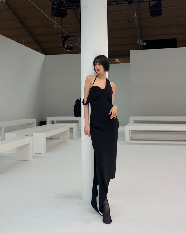 Nana, Song Hye Kyo diện trang phục lệch vai trở lại đường đua thời trang- Ảnh 8. Nana, Song Hye Kyo diện trang phục lệch vai trở lại đường đua thời trang- Ảnh 8.