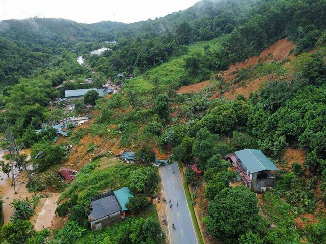 Sạt lở đất ở Hà Giang vùi lấp nhiều ngôi nhà- Ảnh 1.