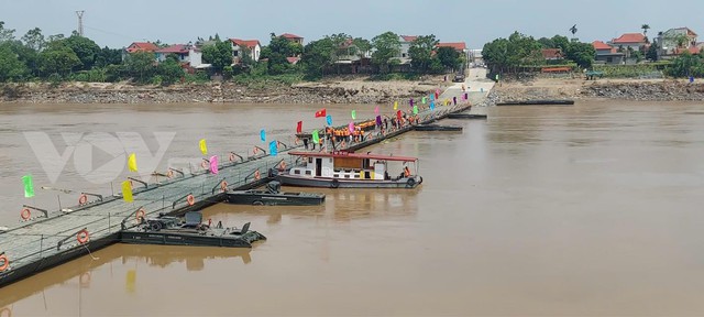 Đã lắp xong cầu phao thay thế cầu Phong Châu bị sập - Ảnh 1.