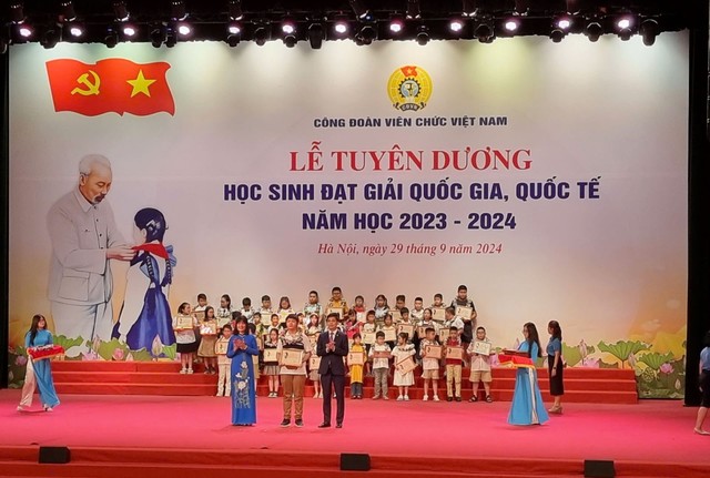 Khen thưởng học sinh đoạt giải quốc gia, quốc tế năm học 2023 - 2024- Ảnh 1.