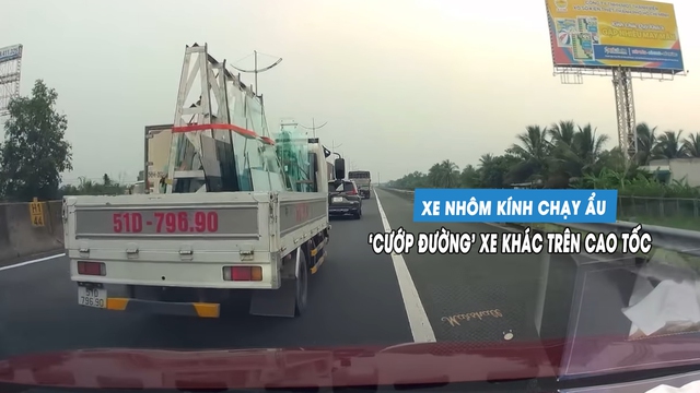 Xe tải chở nhôm kính chạy ẩu, tạt đầu ô tô con bất chấp trên cao tốc- Ảnh 1.