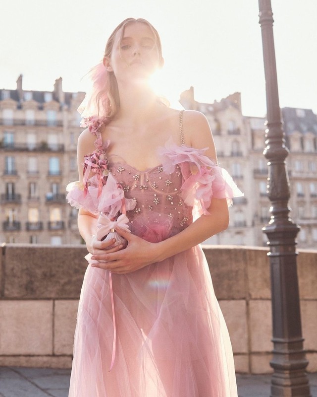 Sweet pink outfit helps her stand out in the streets of autumn - Photo 8.