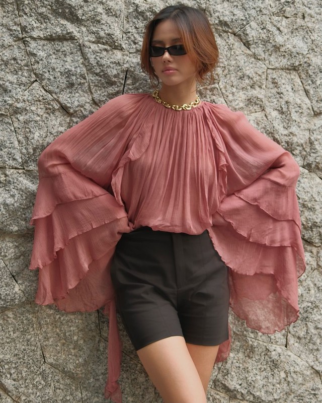 Sweet pink outfit helps her stand out in the autumn streets - Photo 2.