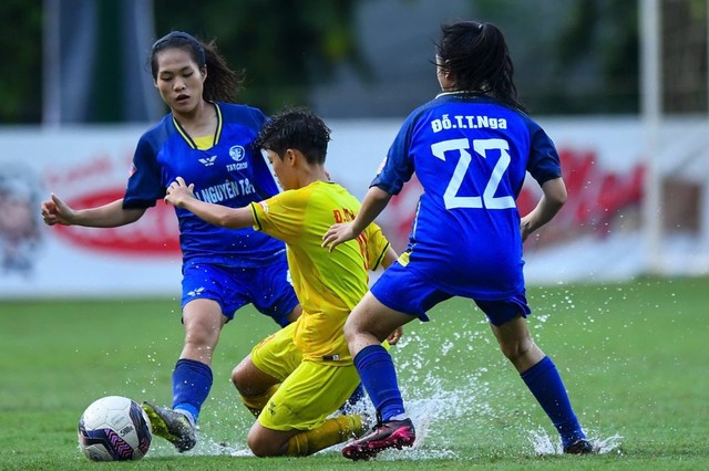 U.19 Thái Nguyên T&T vào tốp 3 nhờ cú đúp sai lầm của thủ môn đội TP.HCM- Ảnh 1.