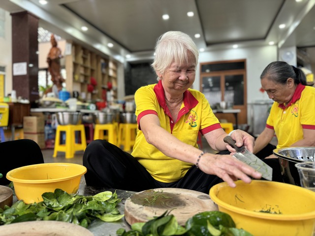 Phật tử làm 30.000 bánh trung thu tặng trẻ em khó khăn- Ảnh 1.