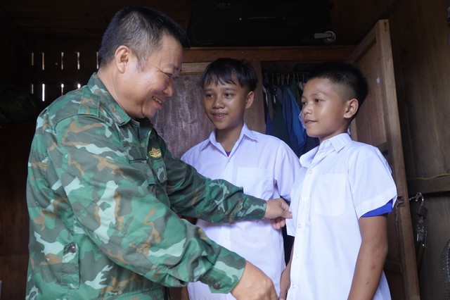 Những người “bố biên phòng” sửa soạn cho con nuôi vào năm học mới- Ảnh 1.