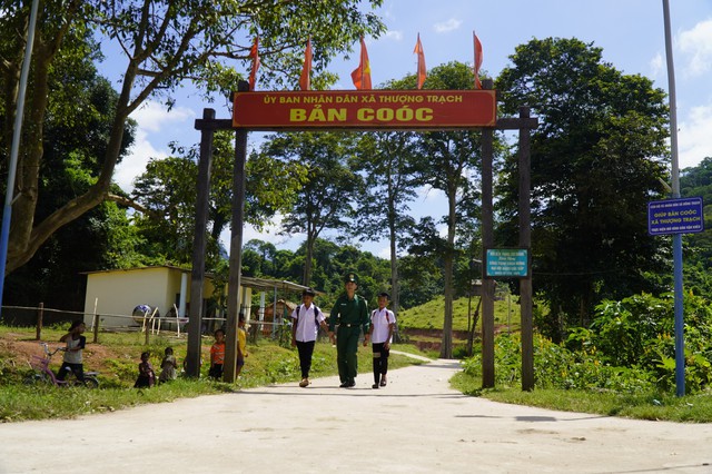 Những người “bố biên phòng” sửa soạn cho con nuôi vào năm học mới- Ảnh 4.