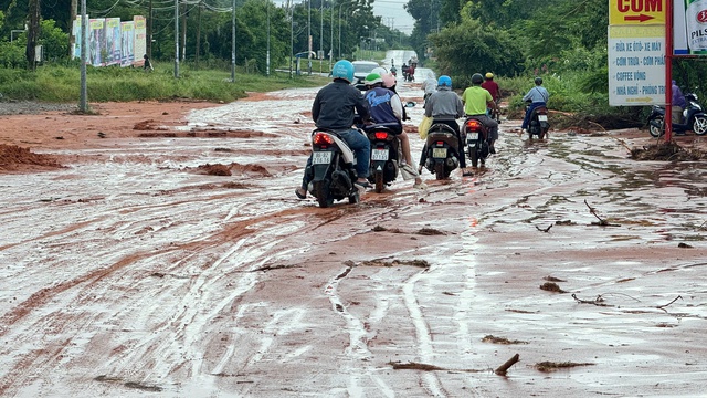 Cát tràn cuồn cuộn ở Phan Thiết, cuốn trôi người và xe máy- Ảnh 3.