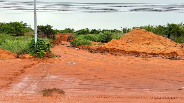 Cát tràn cuồn cuộn ở Phan Thiết, cuốn trôi người và xe máy- Ảnh 7.