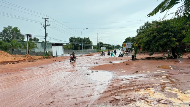 Cát tràn cuồn cuộn ở Phan Thiết, cuốn trôi người và xe máy- Ảnh 4.