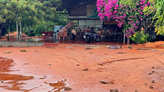 Cát tràn cuồn cuộn ở Phan Thiết, cuốn trôi người và xe máy- Ảnh 5.