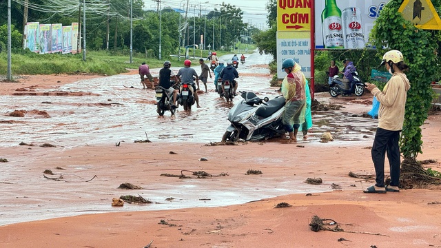 Cát tràn cuồn cuộn ở Phan Thiết, cuốn trôi người và xe máy- Ảnh 1.