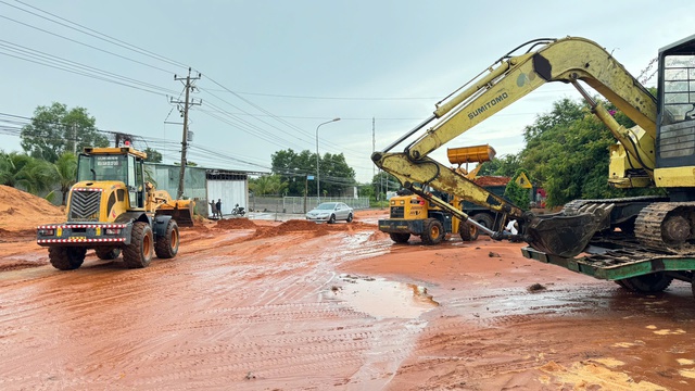 Bình Thuận: Cát lại tràn xuống đường du lịch ra Mũi Né- Ảnh 6.