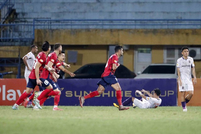 Trận thắng quý hơn vàng của chủ nhà, V-League ngày càng gay cấn
- Ảnh 1.