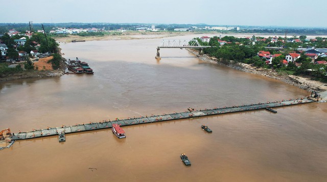 Vụ cầu Phong Châu bị sập: Quân đội sẽ dùng phà đưa người dân qua sông- Ảnh 1.