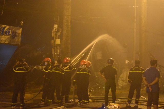 Đồng Tháp: Cháy lớn trong đêm, cửa hàng giày dép bị thiêu rụi- Ảnh 4.