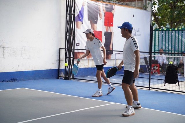 Pickleball: M&ocirc;n thể thao mới đang 'đốn tim' ph&aacute;i đẹp v&igrave; l&yacute; do kh&ocirc;ng ngờ - Ảnh 1.