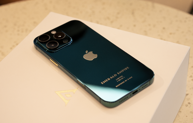 Cận cảnh iPhone 16 Pro Max Emerald Empire do nghệ nhân Việt chế tác- Ảnh 1.