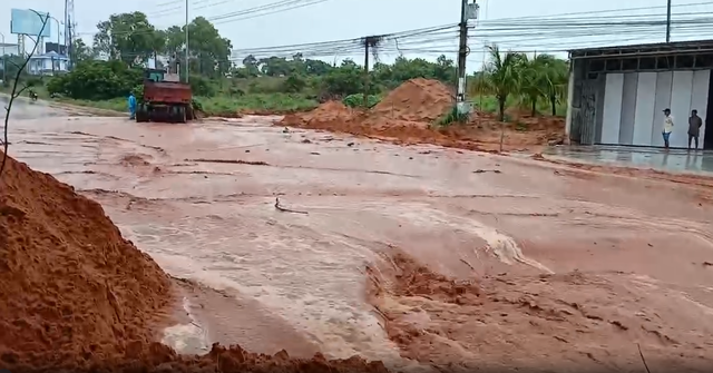 Bình Thuận: 'Điệp khúc' mưa lớn, cát tràn xối xả ra đường đi Mũi Né- Ảnh 1.