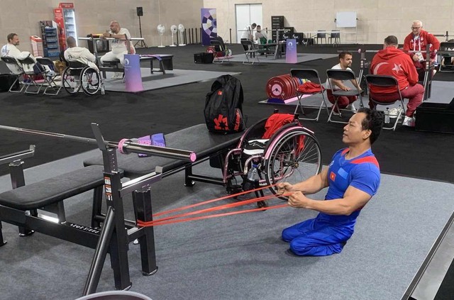 Nóng: Lê Văn Công đoạt HCĐ cử tạ Paralympic Paris 2024- Ảnh 1.